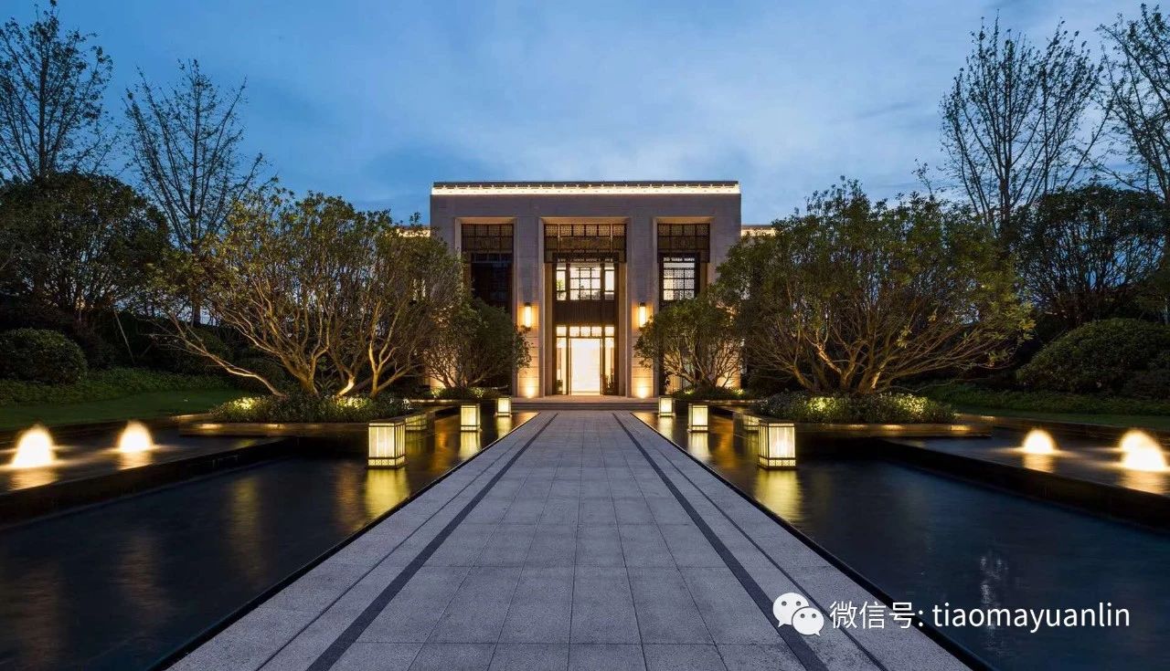 金茂标志性的中轴水景，静水面视线开阔，两侧树池内种植丛生杨梅，富有序列仪式感。 ... ...