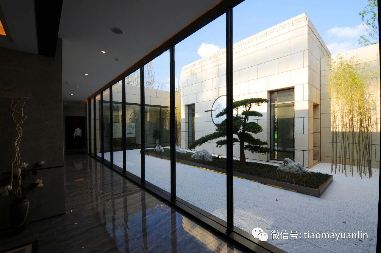 中庭景观位于售楼处、洽谈区、样板区之间，此处景观通过连廊连接，四周围合而成封闭性空间。 ... ...