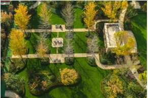 空间布局--高品质的多重纵深空间 孔雀城大湖天悦示范区整体以植物与水景作为中央主轴线，辅之以园路形成的  ...