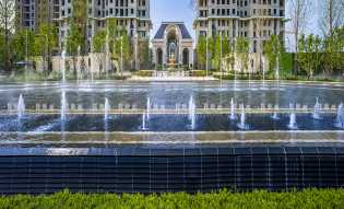 组合水景--美轮美奂的灵动体验 主入口喷泉广场灵感来源于法国波尔多广场，模纹花坛借鉴法国凡尔赛宫，打造  ...