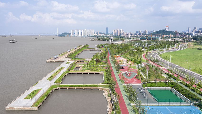 Linked by a 4km jogging track are dozens of outdoor sports courts and frequent g.jpg