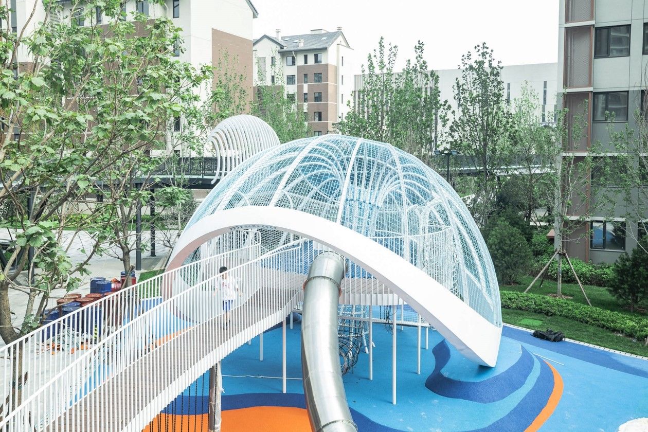 社区天桥旁的淡蓝金鱼——稚趣园儿娱场地设计及建造