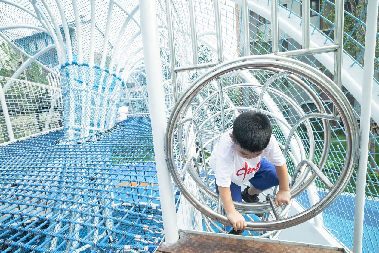 社区天桥旁的淡蓝金鱼——稚趣园儿娱场地设计及建造