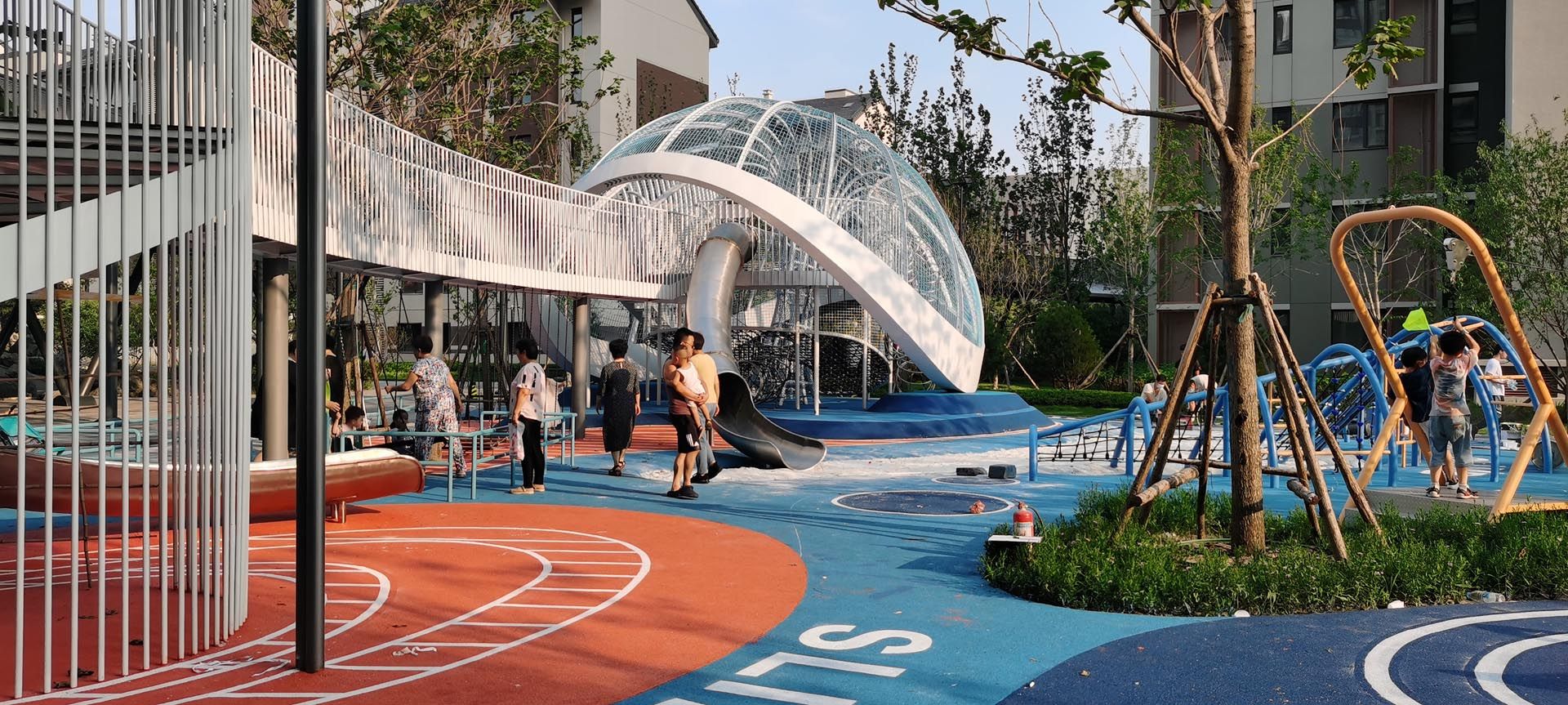 社区天桥旁的淡蓝金鱼——稚趣园儿娱场地设计及建造