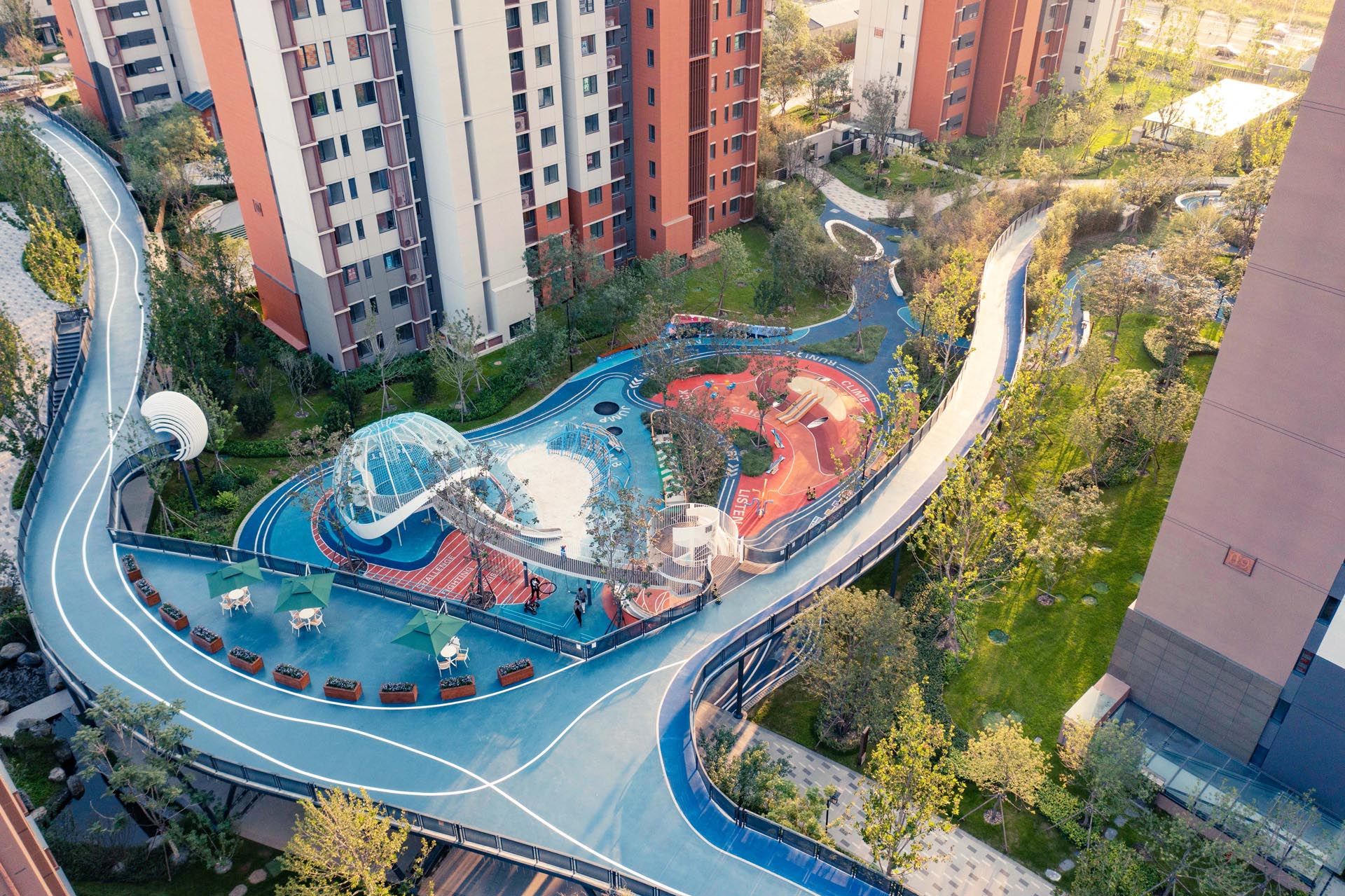 社区天桥旁的淡蓝金鱼——稚趣园儿娱场地设计及建造