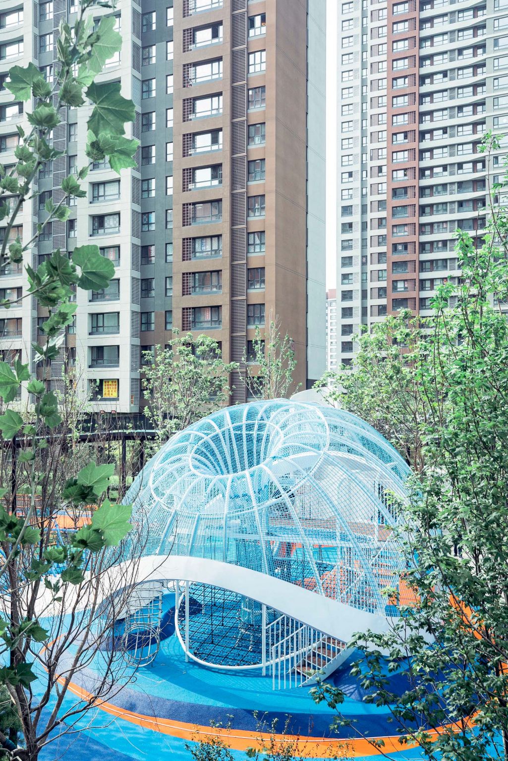 社区天桥旁的淡蓝金鱼——稚趣园儿娱场地设计及建造