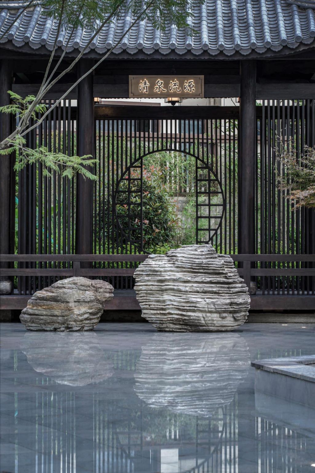 亭子的栏杆可以有效地保护老人的安全问题