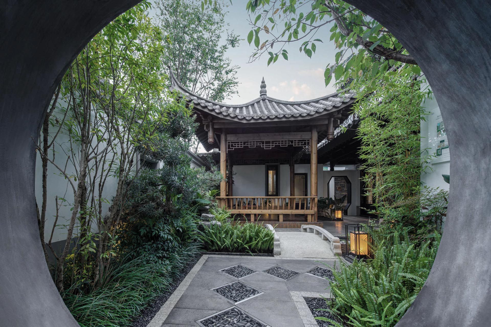 从门洞中窥见一方天地
