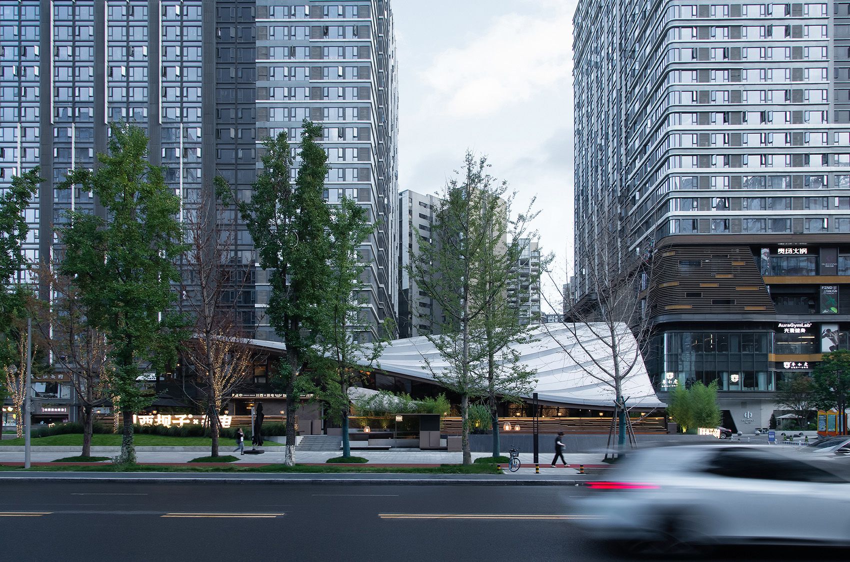 011-Timber-Roofed-Restaurant-on-Jiaozi-Avenue-China-by-BEHIVE-Architects.jpg