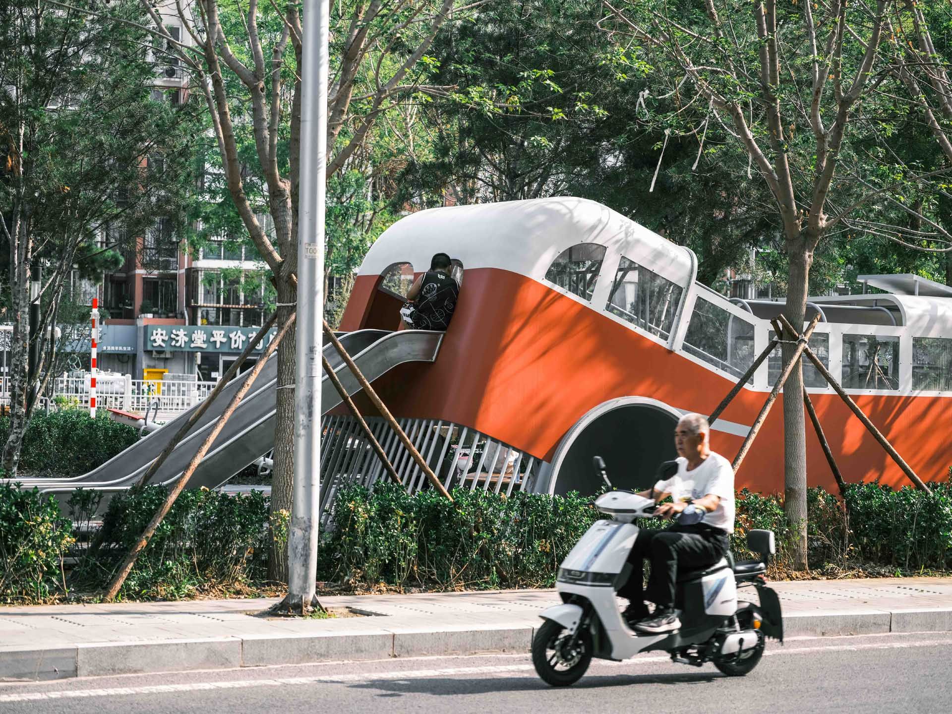 △ 欢乐的孩童区成为融入居民生活的沿街风景 / Joyful children's area becomes a street-side scene integ ...