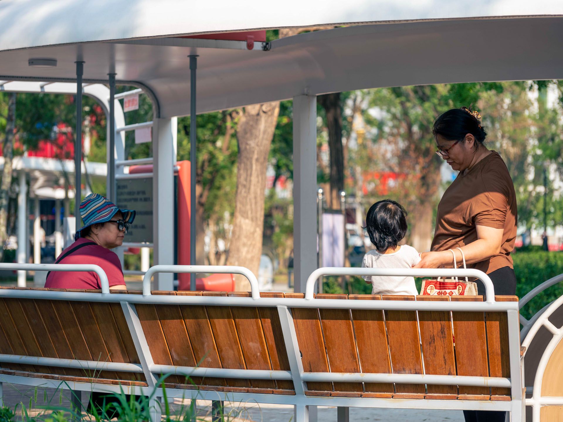△ 还原公交车座样式的歇坐看护区 / Bus seat-style rest and supervision area