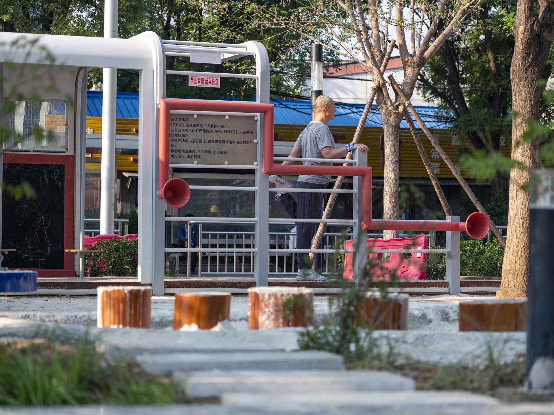 △ 入口附近设置方便家长看护活动的座椅及健身设施 / Seating and fitness facilities near the entrance f ...