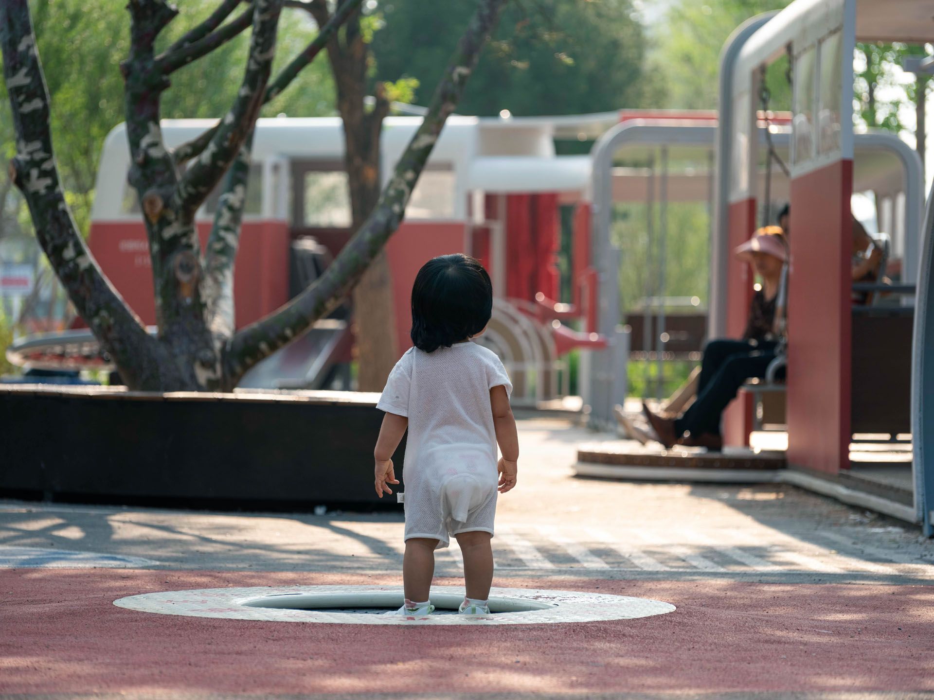 △ 穿着尿裤但不妨碍单挑世界的背影 / A child challenging the world in diapers