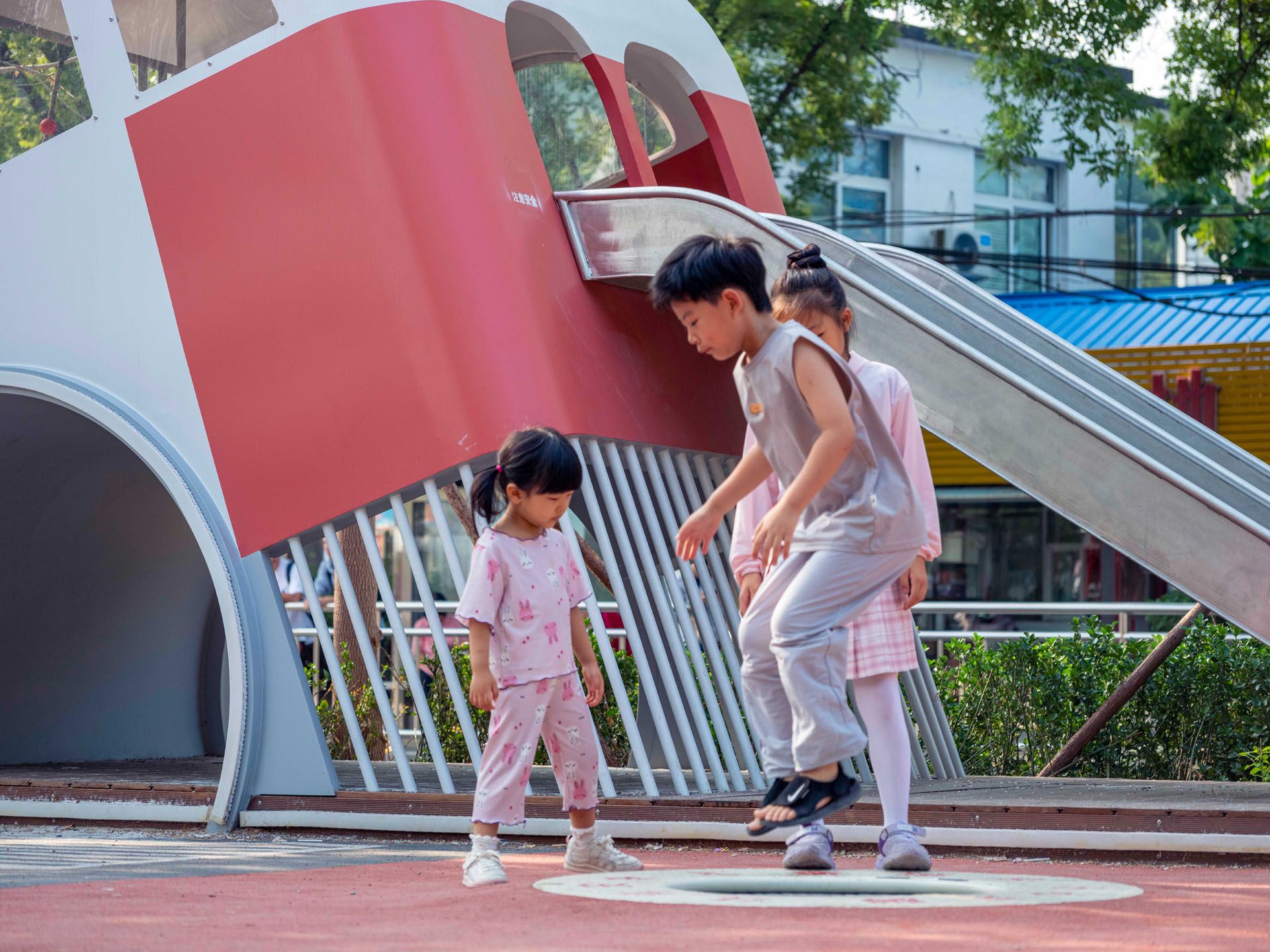 △ 蹦床 / Trampoline