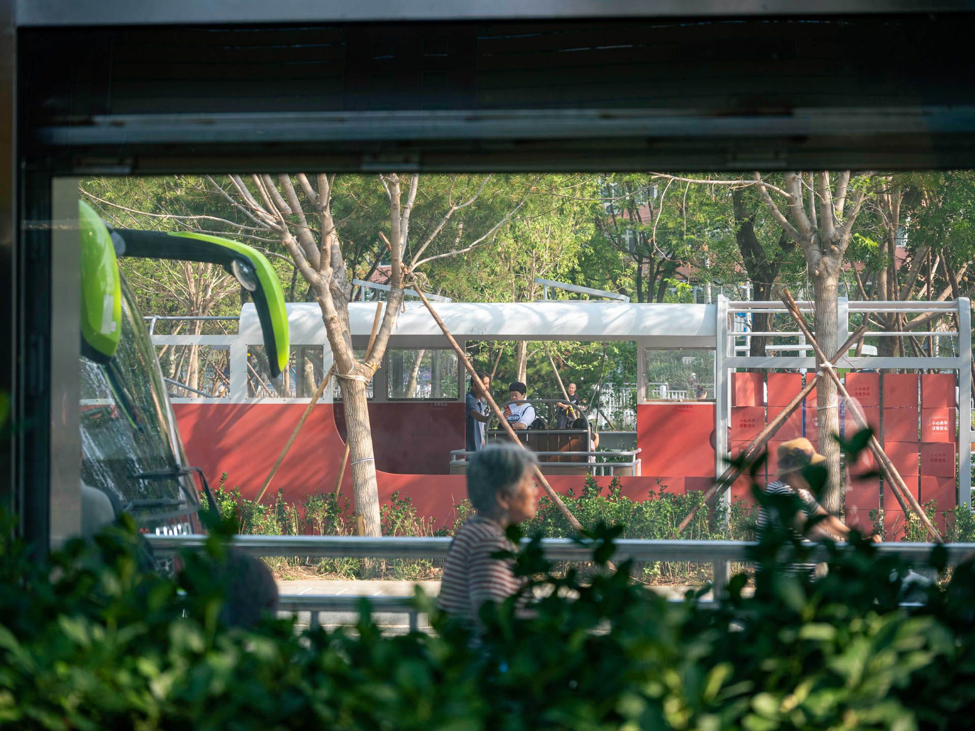 △ 过去与现在的公交车站隔街对望 / Past and present bus stops facing each other across the street ... ...