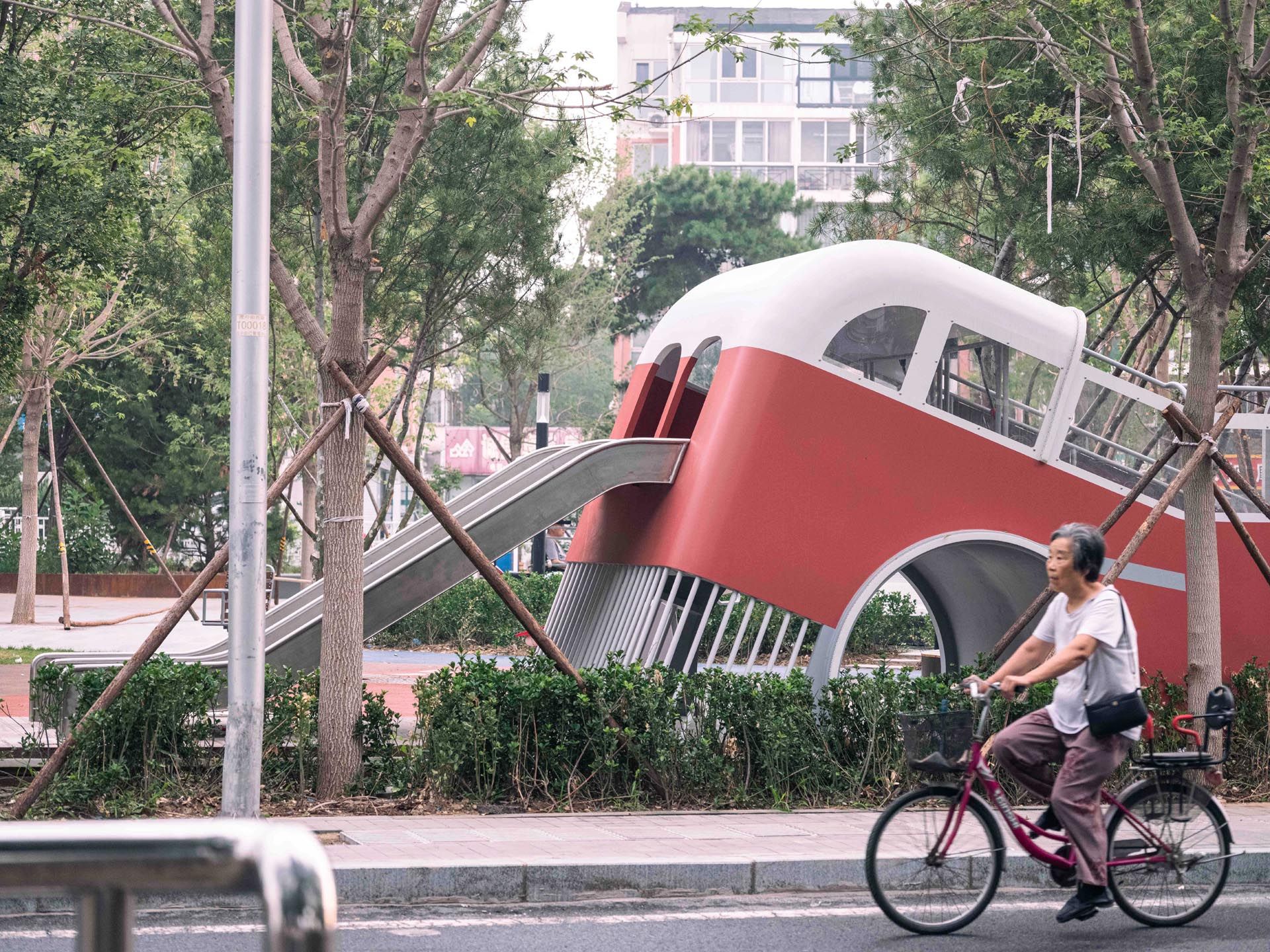 △ 居民骑行下的亮色背景 / Bright background for residents cycling by