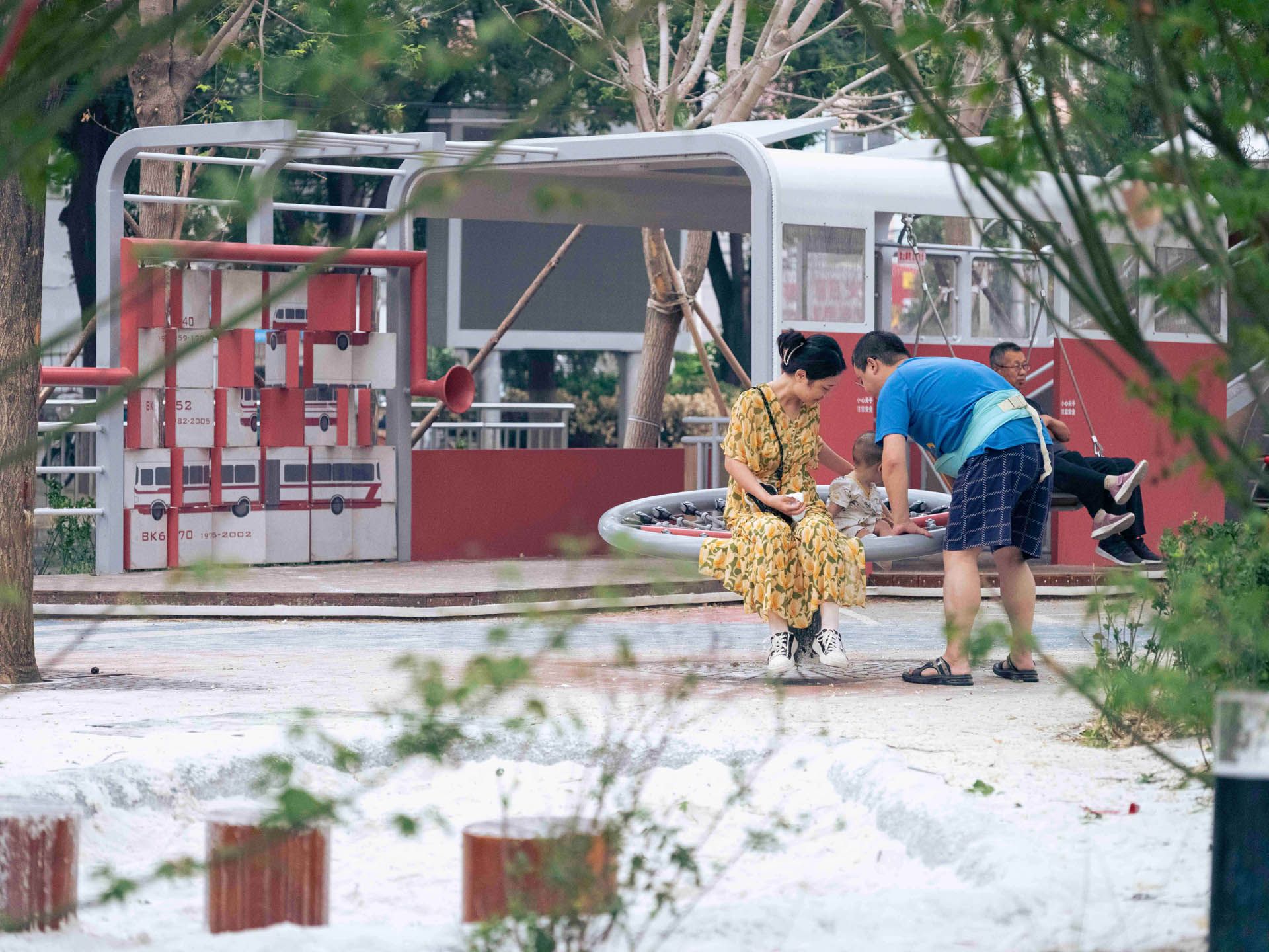 △ 附近的居民在玩车尾部区域的转盘和双人秋千 / Local residents are playing with the turntable and swi ...