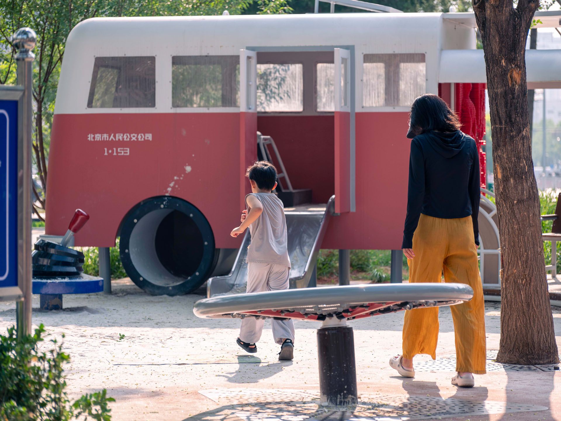△ 奔向车头的孩子和母亲 / Children and mother heading to the front zone