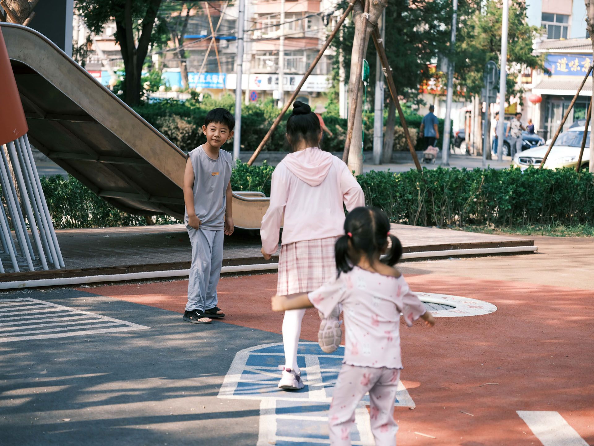 △ 跳房子 / Hopscotch