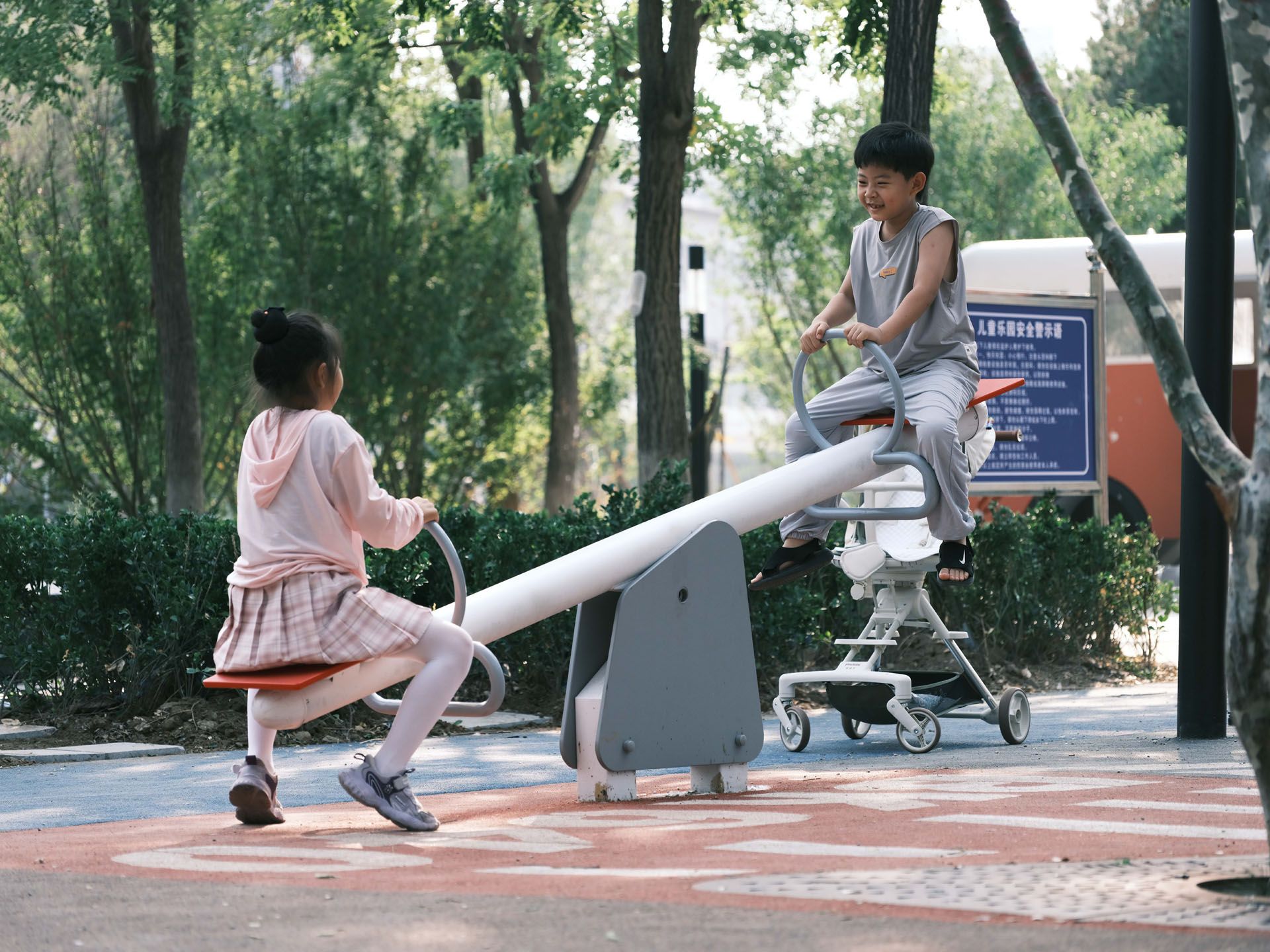 △ 跷跷板 / Seesaw