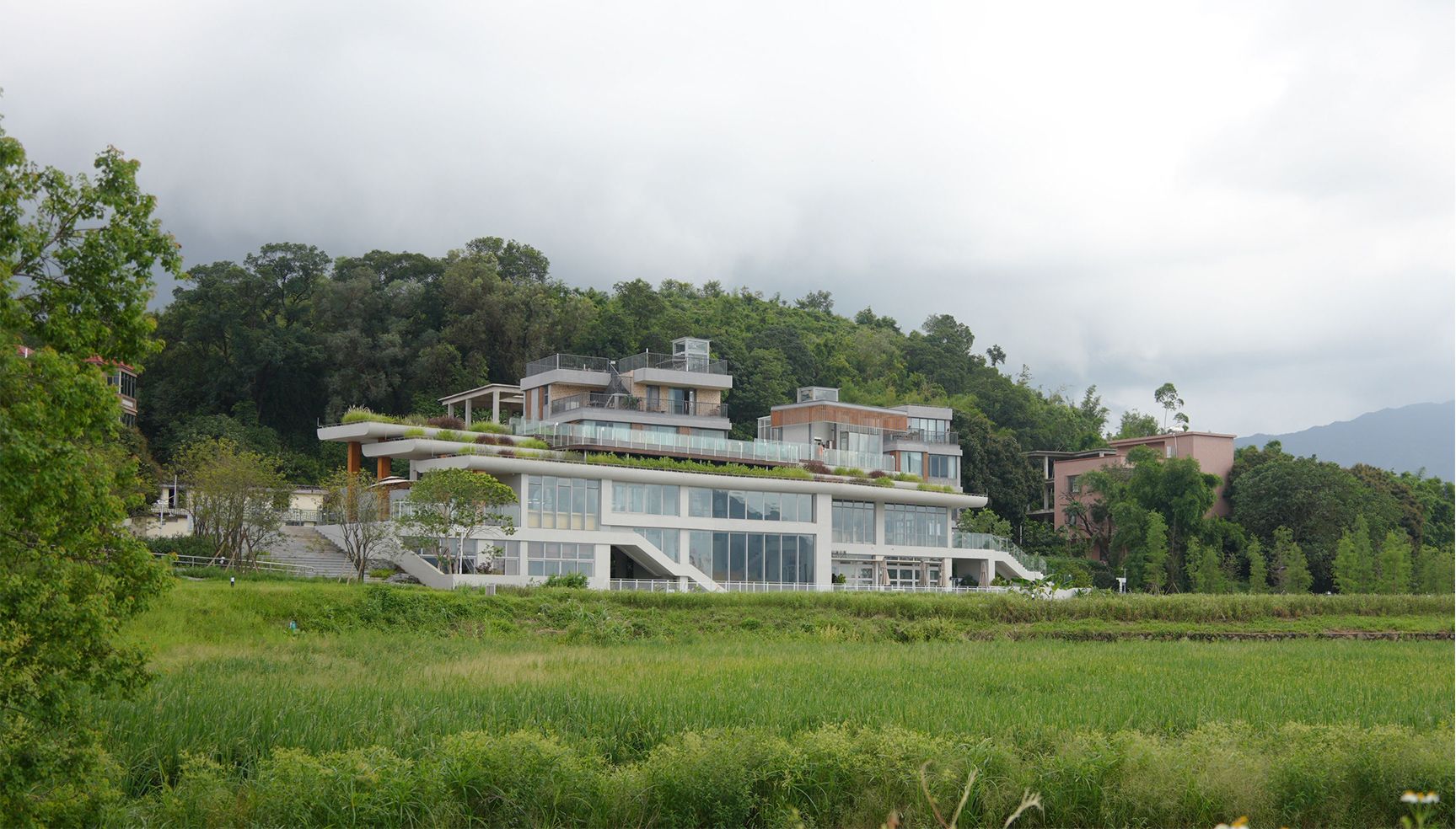 10.建筑与后山.jpg