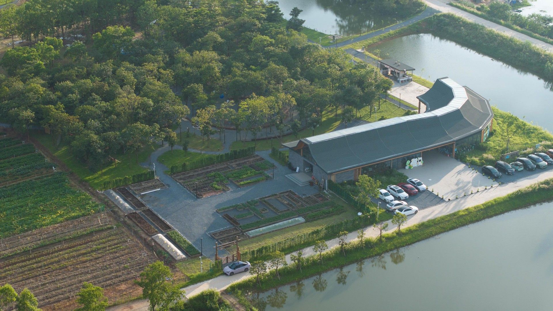 25.共享食堂与垂钓区.jpg