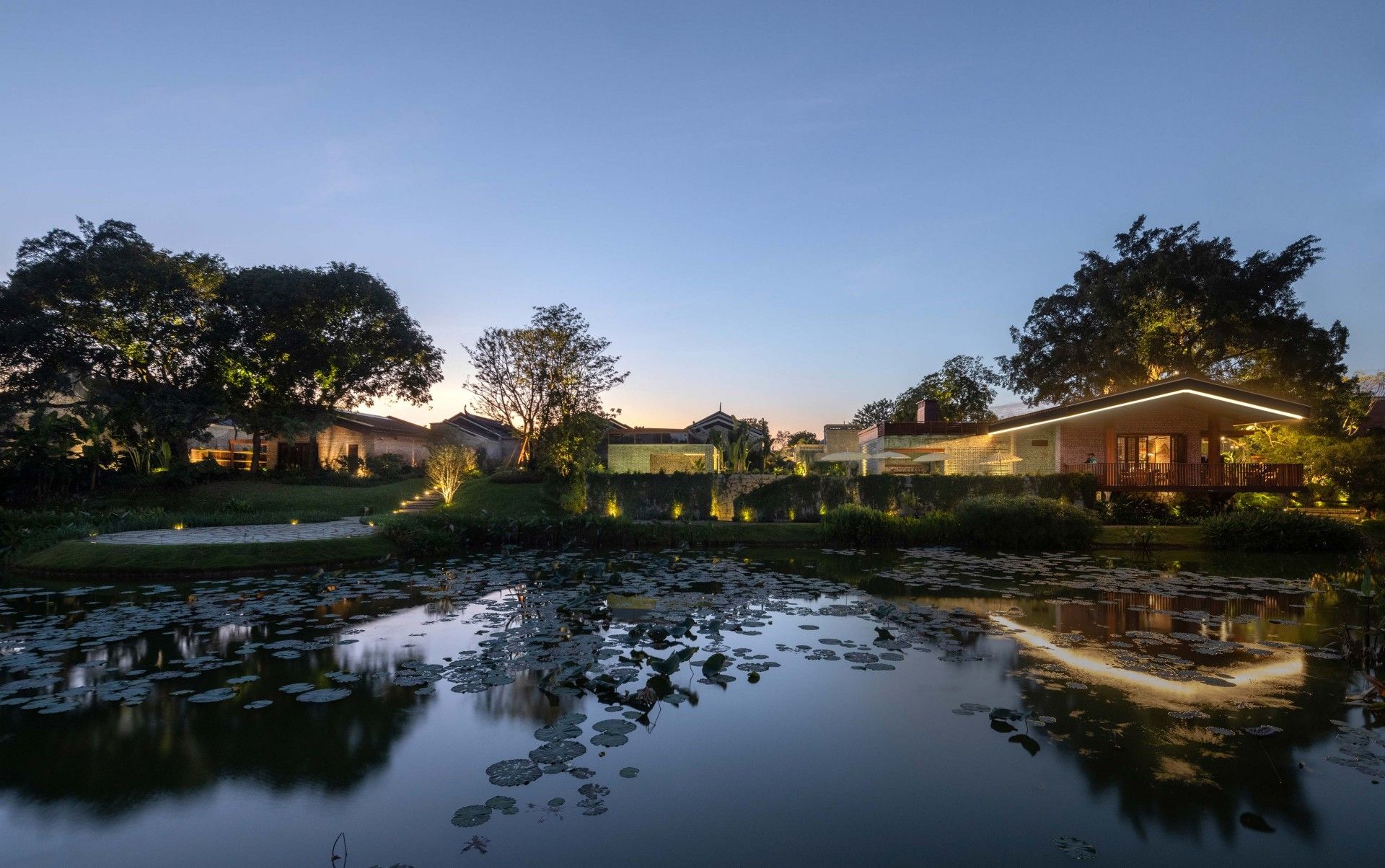 23.和春住精品民宿夜景.jpg