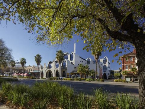 BAU建筑城市设计事务所+Grant Amon建筑师事务所 | 维多利亚傲娇中心