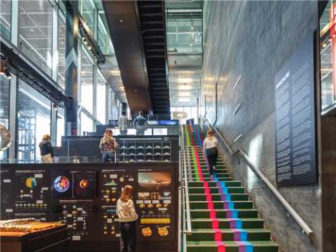 从宇宙大爆炸到奇点的建筑未来史”展览，探索了从过去到未来我们的世界是如何产生并成型的。