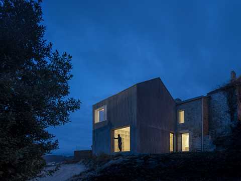 RURAL HOUSE RESTORATION IN MIRAFLORES | 米拉弗洛雷斯乡村小屋：历史和现代的交汇之处